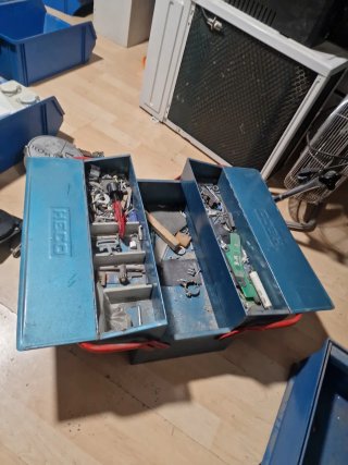 Caja de herramientas metálica azul