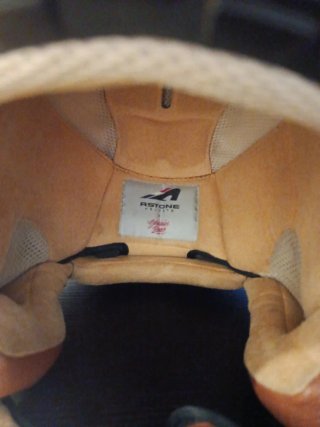 Casco de moto marrón con diseño