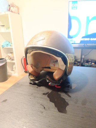 Casco de moto marrón con diseño