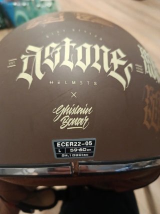 Casco de moto marrón con diseño