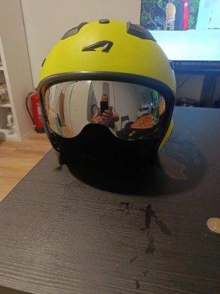 Casco de moto amarillo y negro