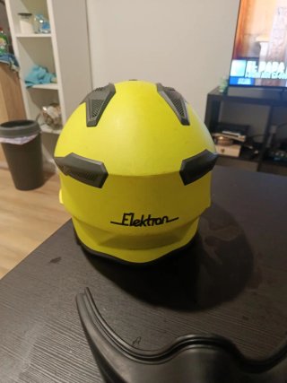 Casco de moto amarillo y negro