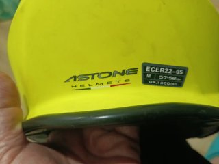 Casco de moto amarillo y negro