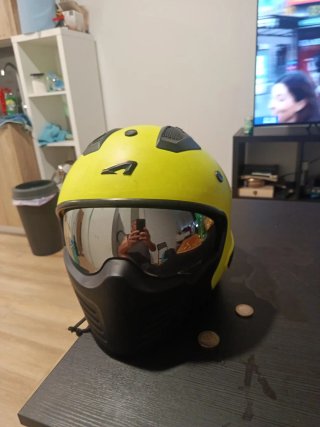 Casco de moto amarillo y negro