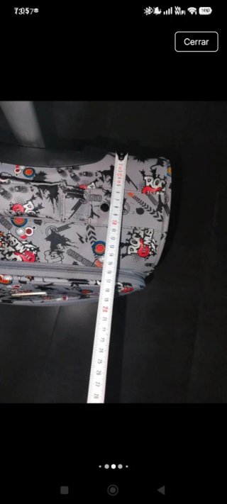 Maleta de viaje gris con estampado