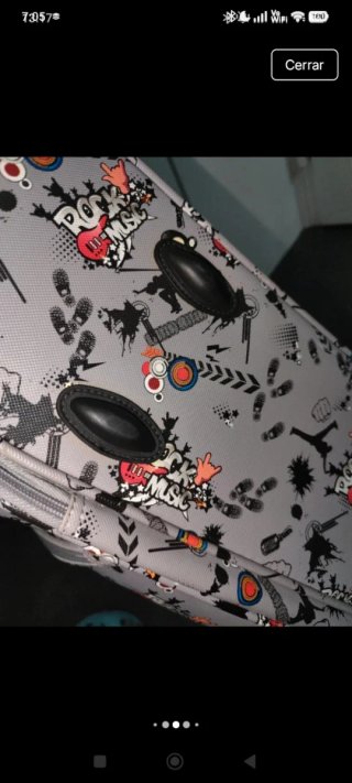 Maleta de viaje gris con estampado