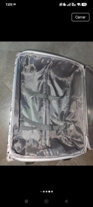 Maleta de viaje gris con estampado