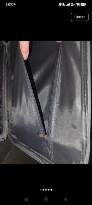 Maleta de viaje gris con estampado