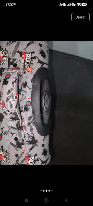 Maleta de viaje gris con estampado