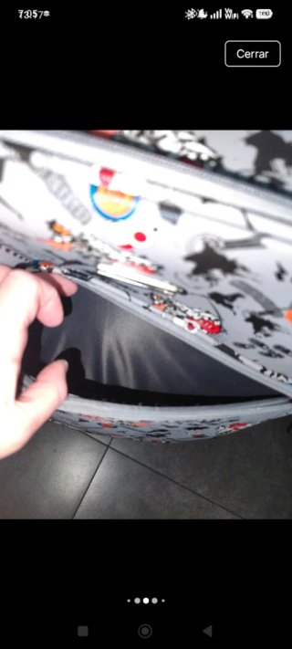 Maleta de viaje gris con estampado