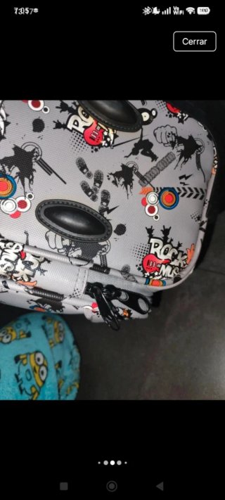 Maleta de viaje gris con estampado
