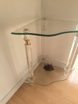 Mesa esquinera de cristal y plástico
