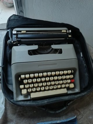 Máquina de escribir Olivetti portátil
