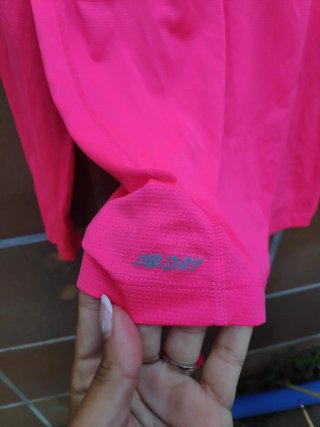 Camiseta New Balance Manga Larga Rosa