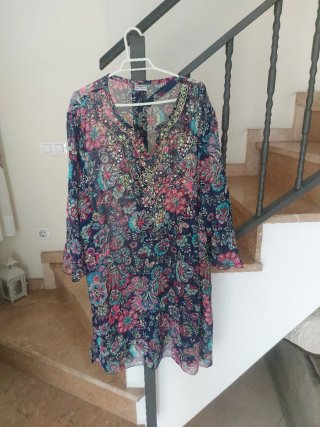 Blusa estampada con pedrería