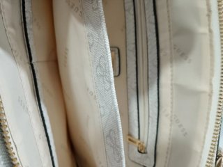 Bolso Guess Blanco y Dorado Original