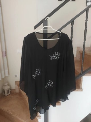 Blusa negra con flores blancas
