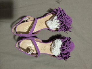 Sandalias tacón moradas con pompones