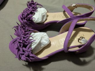 Sandalias tacón moradas con pompones