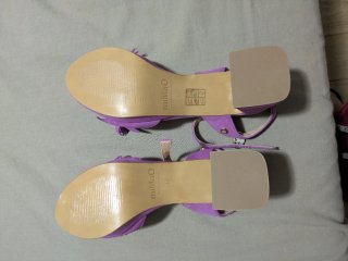 Sandalias tacón moradas con pompones