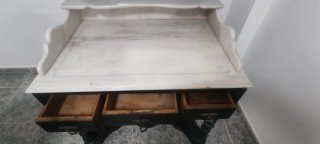 Tocador antiguo con espejo