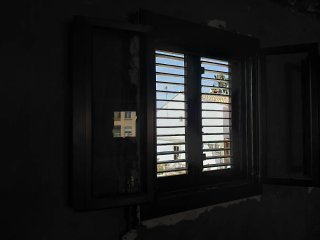 Ventana de aluminio, mosquitera y menorquina