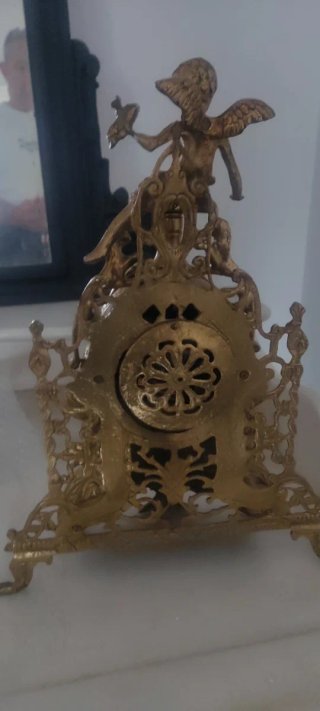 Reloj de sobremesa de bronce antiguo