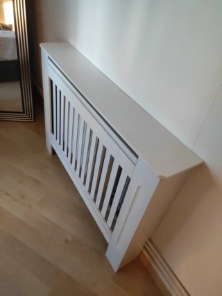 Cubre radiador de madera blanco
