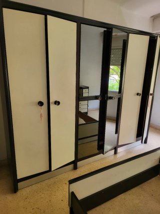 Comedor de madera oscura con 6 sillas