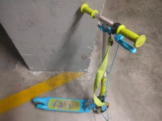 Patinete infantil azul hasta 10 años