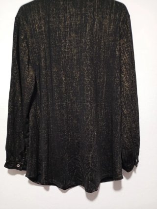 Camisa negra con detalles dorados