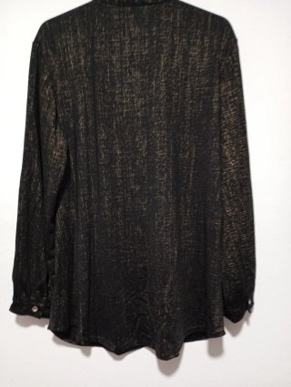 Camisa negra con detalles dorados