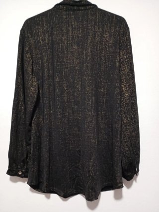 Camisa negra con detalles dorados
