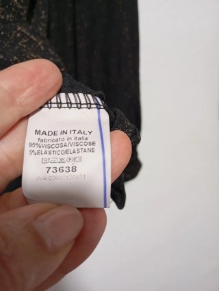 Camisa negra con detalles dorados