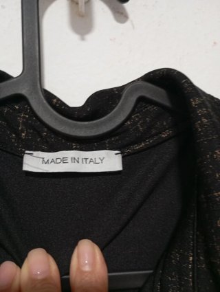Camisa negra con detalles dorados