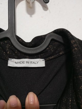 Camisa negra con detalles dorados