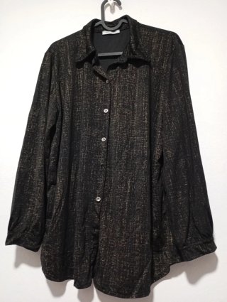 Camisa negra con detalles dorados