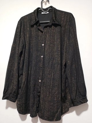 Camisa negra con detalles dorados