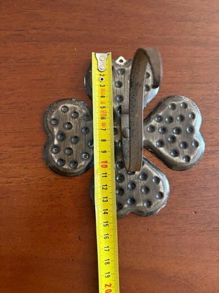 Appendiabiti antico a forma di quadrifoglio