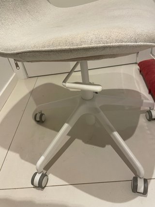 Silla de oficina Ikea beige y blanca