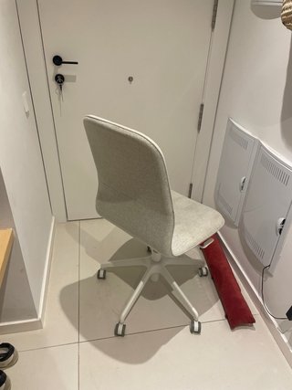 Silla de oficina Ikea beige y blanca