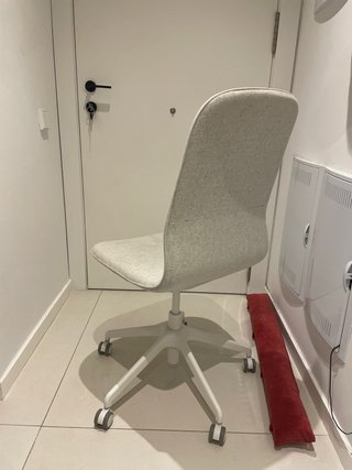 Silla de oficina Ikea beige y blanca