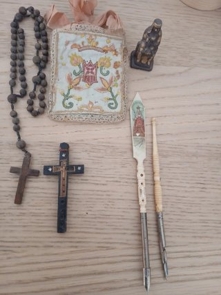 Lote religioso: rosarios, plumilla,escapularios..