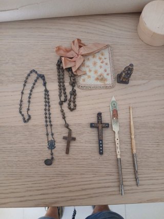 Lote religioso: rosarios, plumilla,escapularios..