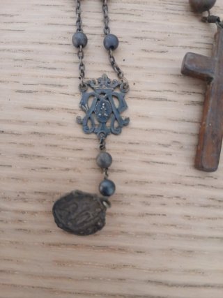 Lote religioso: rosarios, plumilla,escapularios..