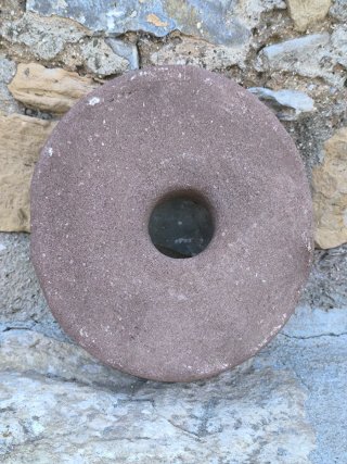 Antigua muela de molino de mano
