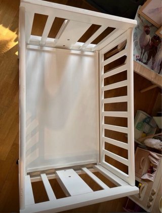 Minicuna de madera con ruedas