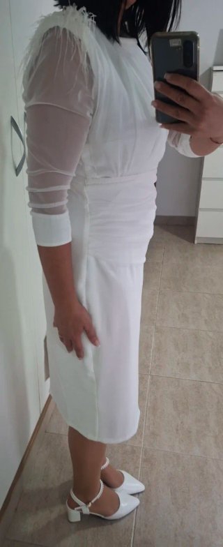 Vestido blanco elegante con plumas