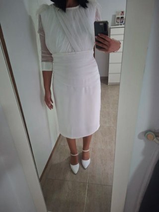 Vestido blanco elegante con plumas