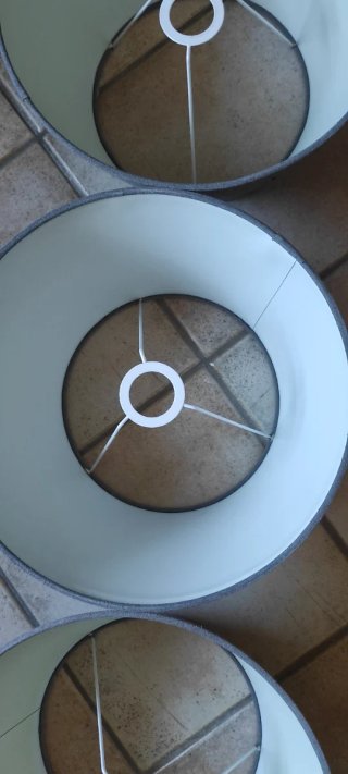 Tre paralumi grigi in tessuto